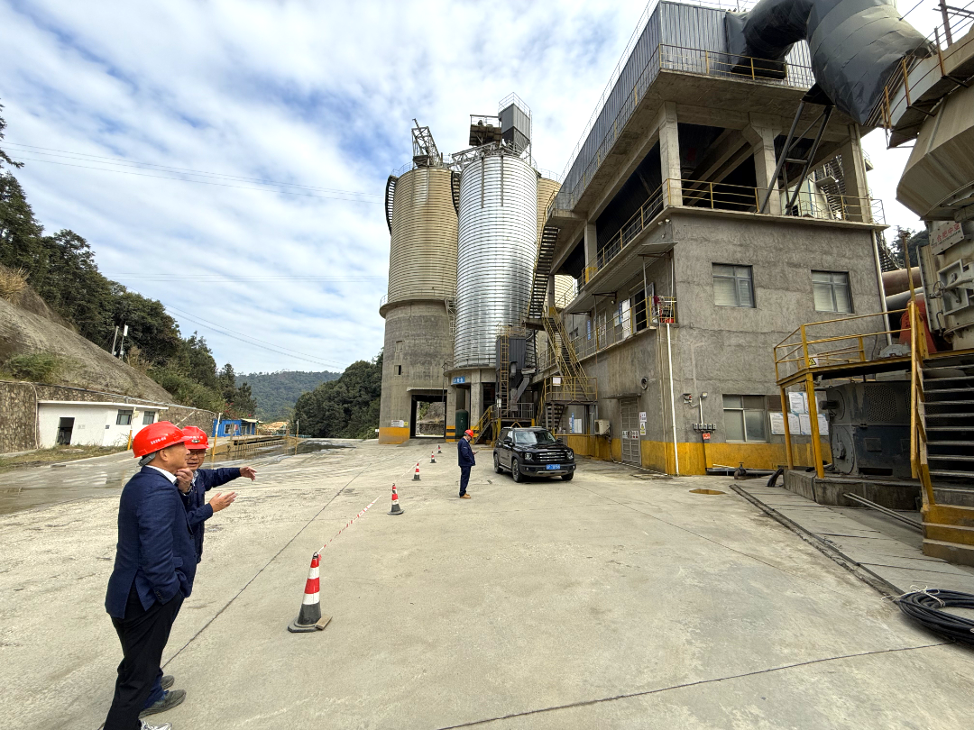 集团董事长、总裁李平深入天高矿业新材料产业园天宏科技公司调研